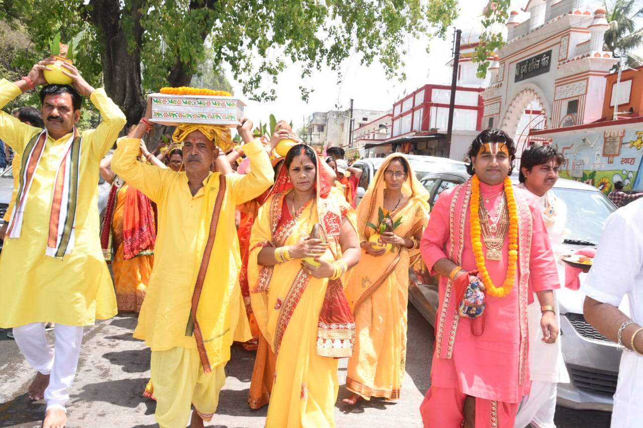 कलश यात्रा के साथ भागवत कथा शुरू