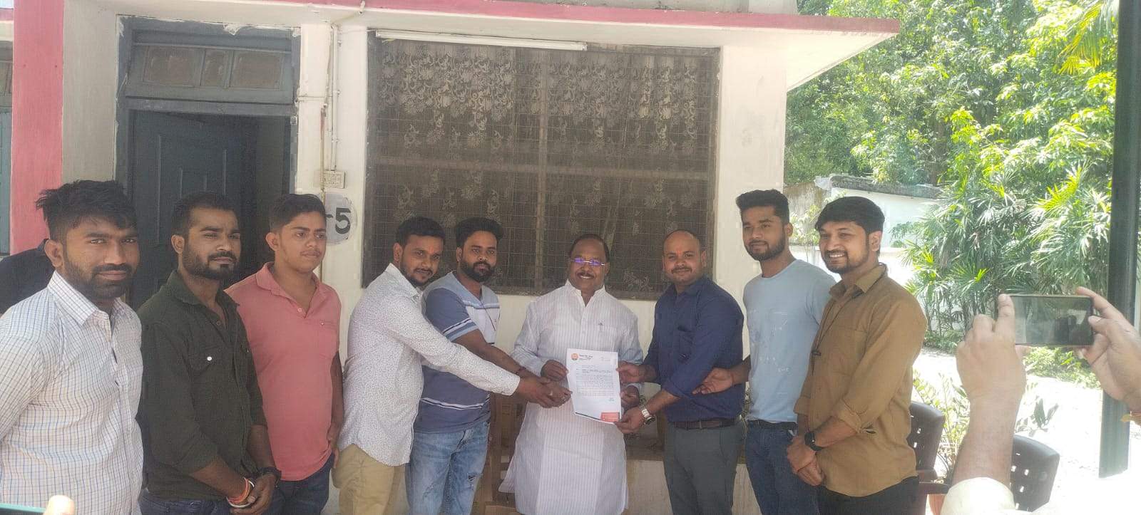 ट्रेनों के परिचालन को तत्काल प्रारंभ करने युवा मोर्चा ने सांसद नेताम को सौंपा ज्ञापन