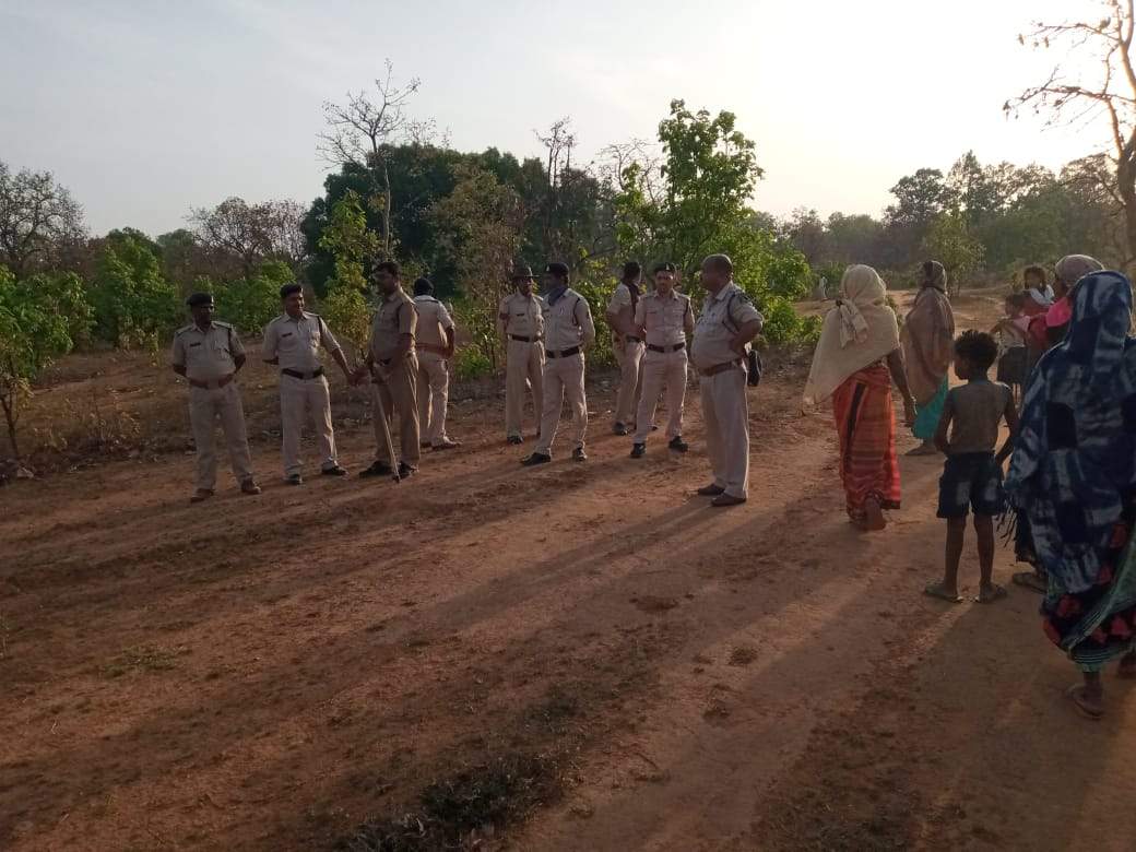 परसा कोल प्रभावित गांवों में पेड़ों की कटाई का ग्रामीणों ने किया विरोध, कटाई रोकी