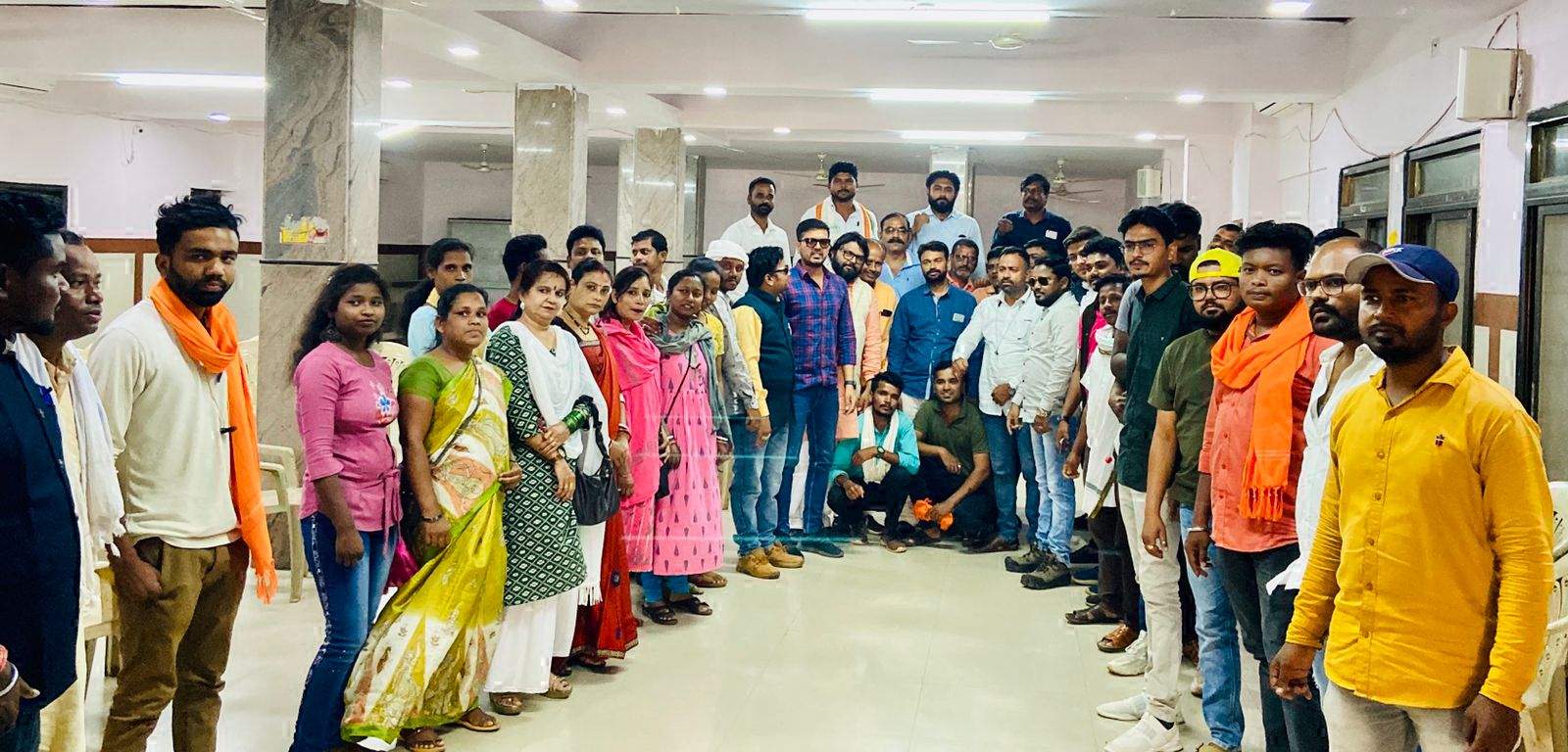 रेल लाइन आंदोलन की बैठक में जुटे युवा