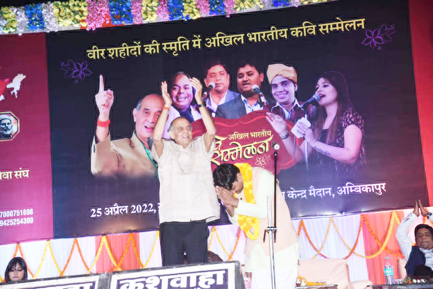 मैं केशव का पाच्चजन्य हूँ गहन मौन में खोया हूँ, उन बेटों की याद कहानी लिखते-लिखते रोया हूँ...