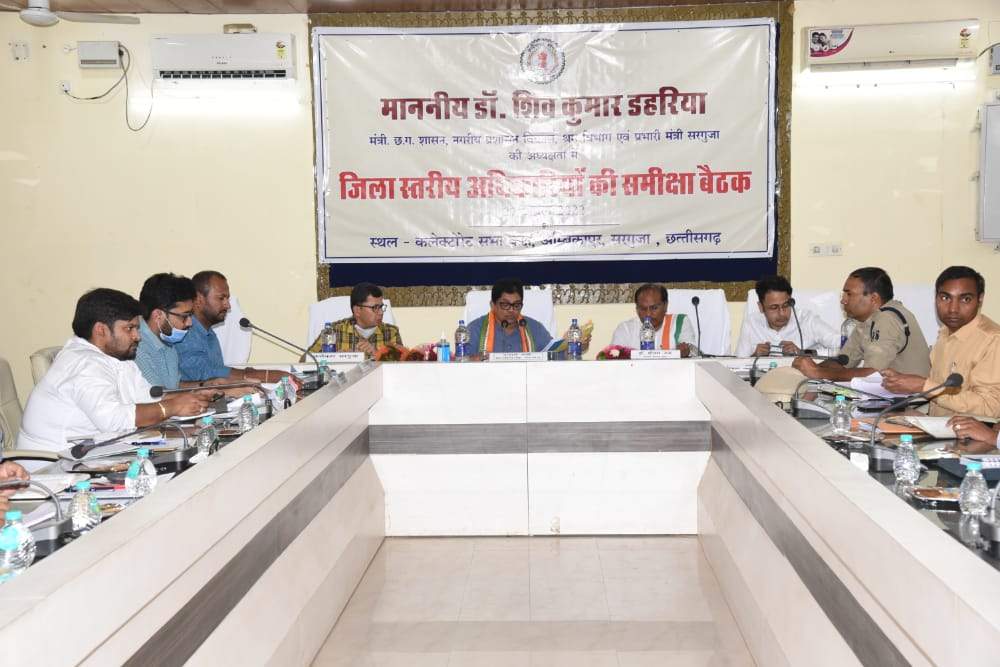 योजनाओं का बेहतर क्रियान्वयन कर लोगों तक पहुंचाएं लाभ - डॉ. डहरिया