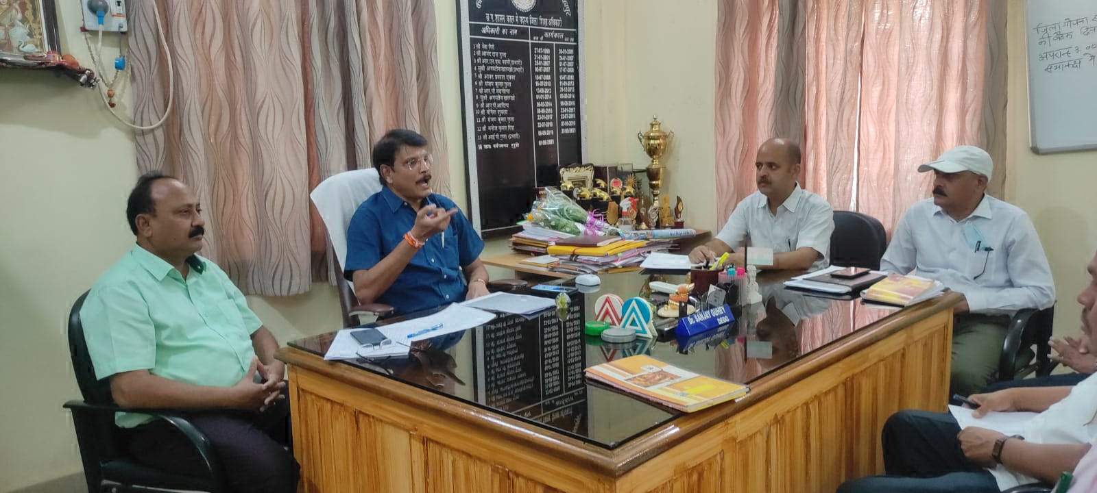 विद्यालयों में प्रवेश की प्रगति समेत कई मुद्दों पर चर्चा