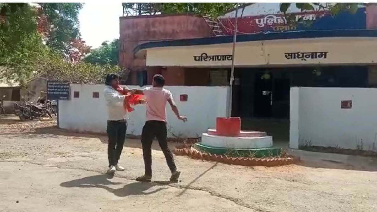 नेता के बेटे ने की हाथापाई, थानेदार ने तान दी रिवाल्वर