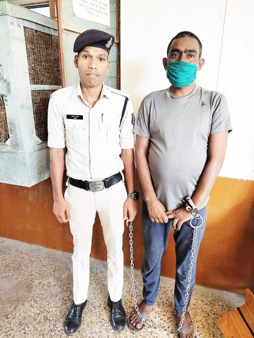 ढाई साल पहले मोबाइल दुकान में चोरी, उत्तराखंड जेल से लाया गया ढाई साल पहले मोबाइल दुकान में चोरी, उत्तराखंड जेल से लाया गया