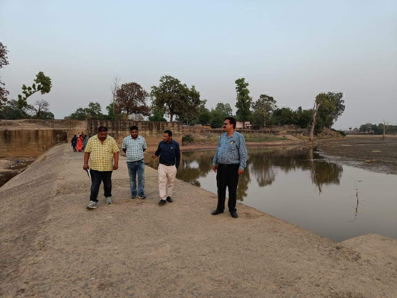 एनीकट के गेट खराब, पानी बह गया