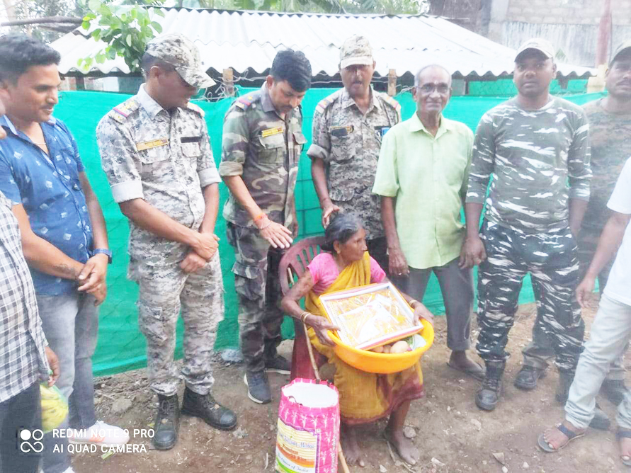 भांसी पुलिस ने बुजुर्ग महिला के घर का नवीनीकरण किया