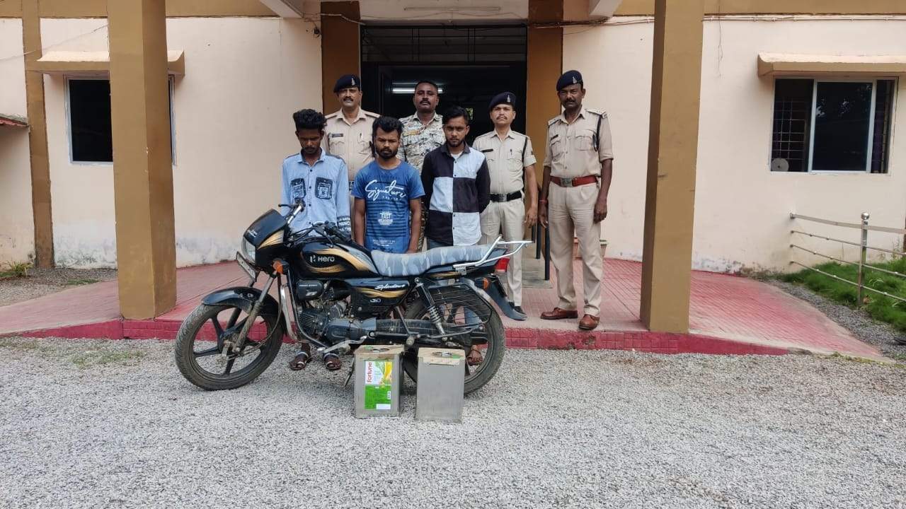 चलती ऑटो में हुक फंसाकर की थी चोरी, 3 गिरफ्तार