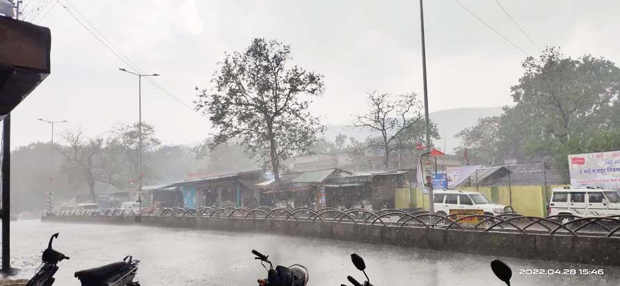 तेज हवा के साथ बारिश, मौसम हुआ खुशनुमा