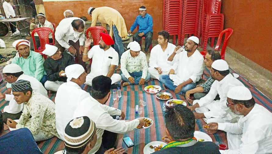 शहर कांग्रेस अध्यक्ष ने दी इफ्तार पार्टी शहर कांग्रेस अध्यक्ष ने दी इफ्तार पार्टी
