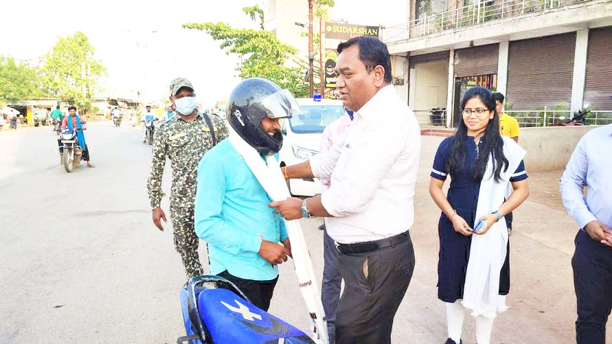 हेलमेट पहन दोपहिया चलाने वालों का सम्मान हेलमेट पहन दोपहिया चलाने वालों का सम्मान