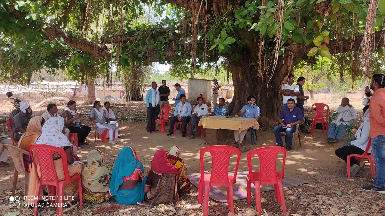 जिपं सीईओ ने बरगद के नीचे लगाई चौपाल