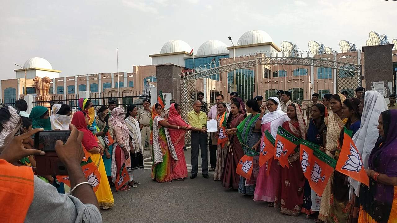 भाजपा महिला मोर्चा ने राज्यपाल के नाम सौंपा ज्ञापन