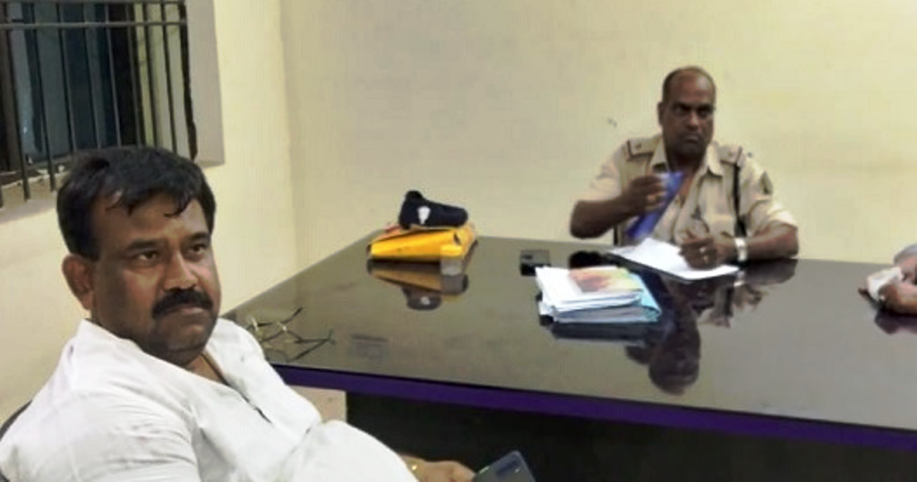 बीजेपी नेता की कार का शीशा तोड़कर सवा लाख से भरा बैग पार