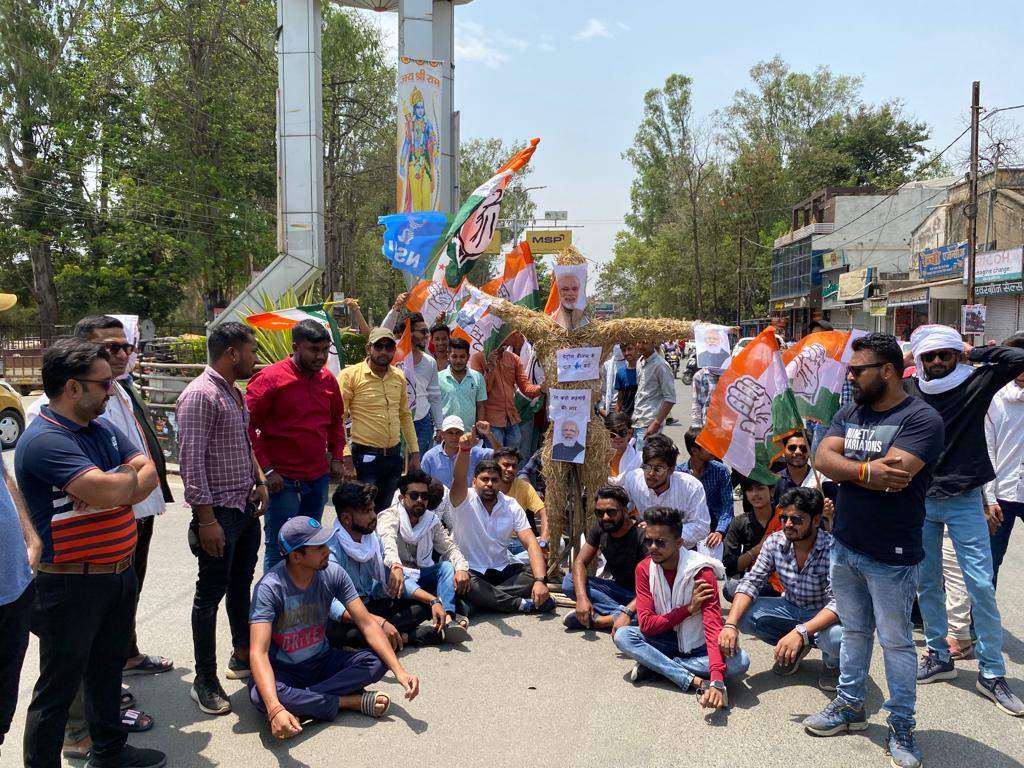 पेट्रोल-डीजल व गैस सिलेंडर के दाम बढ़े, विरोध में प्रदर्शन, फूंका पुतला