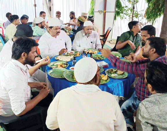 विधायक संतराम ने दी इफ्तार पार्टी विधायक संतराम ने दी इफ्तार पार्टी