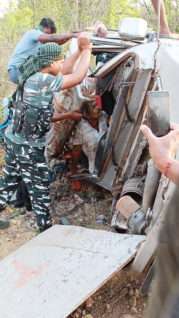 2 गाडिय़ों में टक्कर, 4 घायल, सीआरपीएफ के जवानों ने घायलों को अस्पताल भेजा