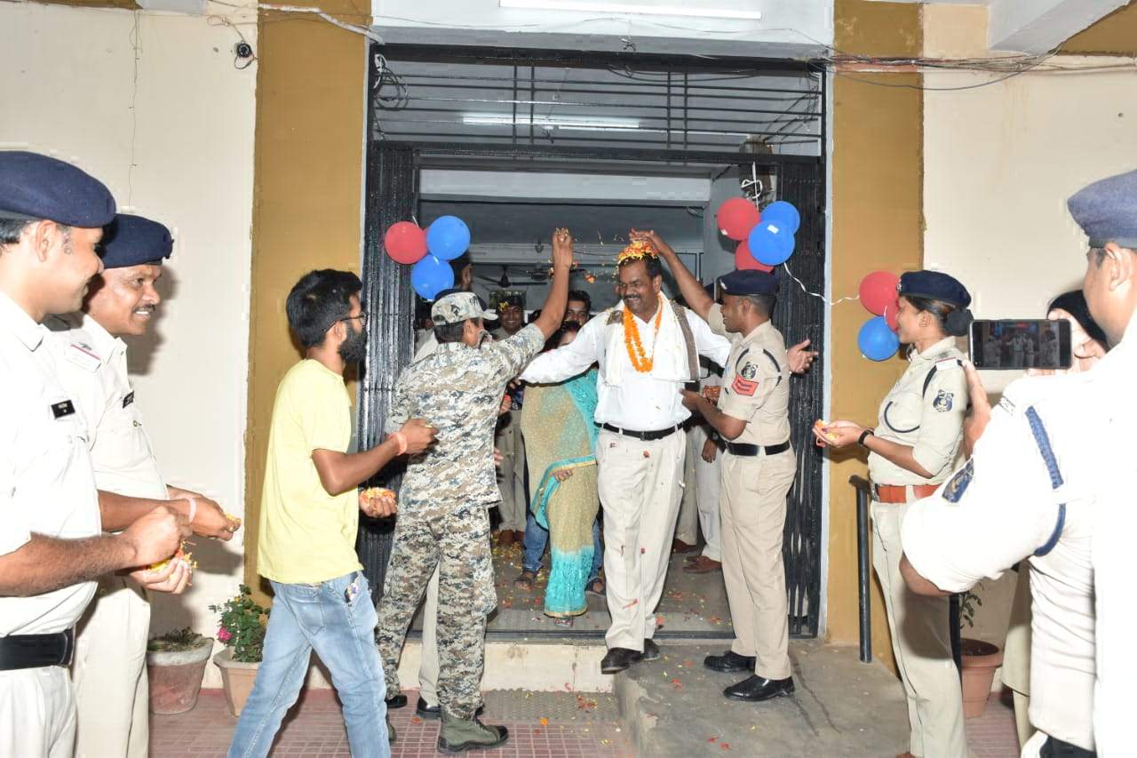 सेवानिवृत्ति पर उपनिरीक्षक को दी  विदाई, बरसाये फूल