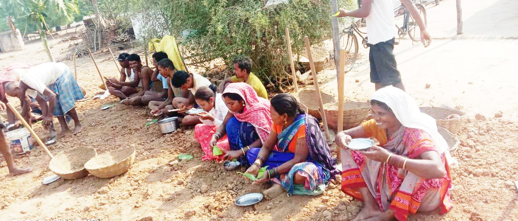 मजदूर दिवस के उपलक्ष्य में जिलावासियों ने खाया बोरे बासी