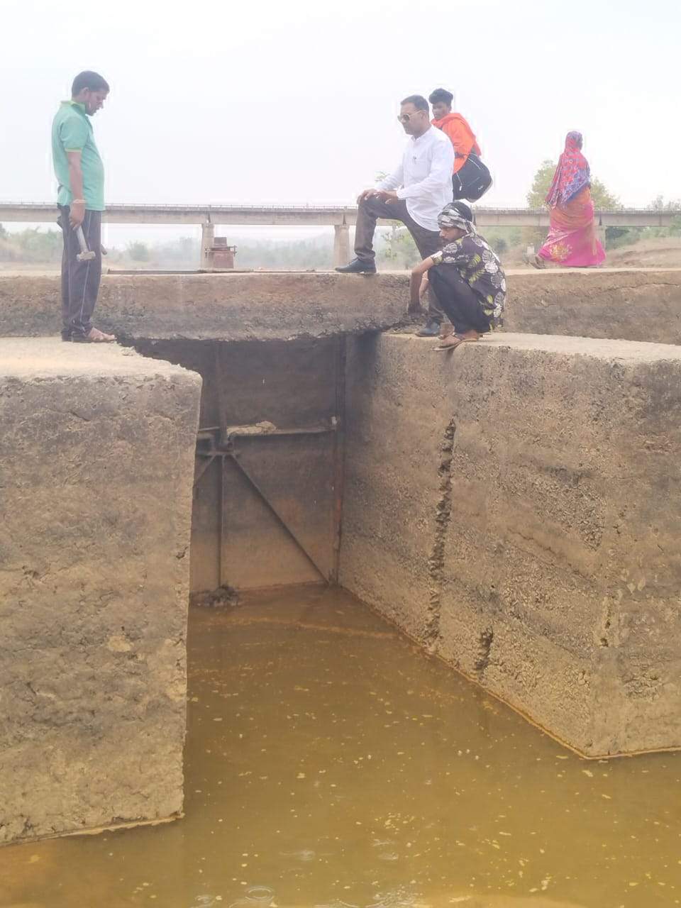 रामानुजगंज में भीषण जल संकट के खतरे के बीच अम्बिकापुर की 6 सदस्य टीम गेट सुधार करने पहुंची