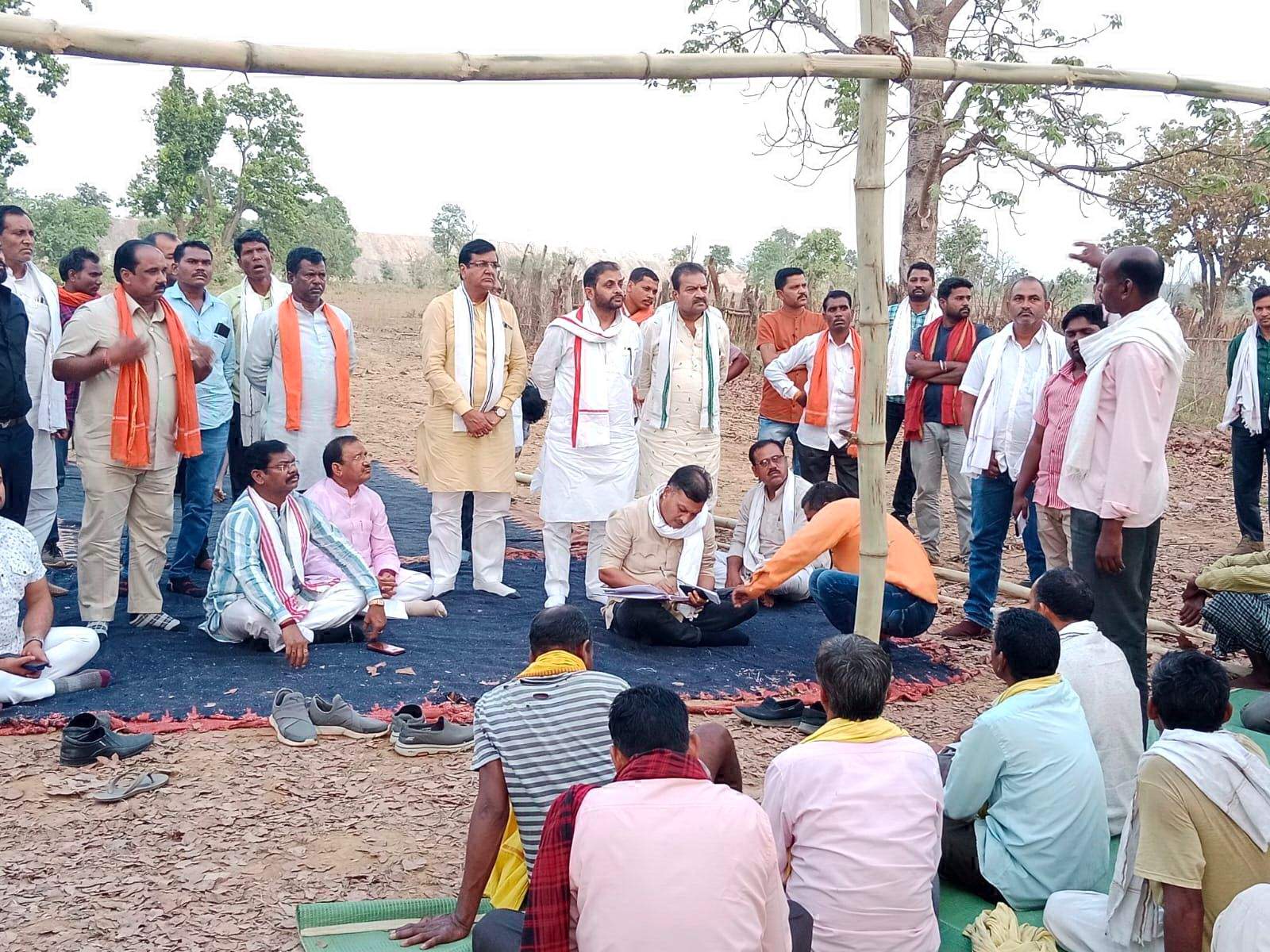 न पेड़ कटने देंगे न गांव को उजडऩे देंगे-ग्रामीण