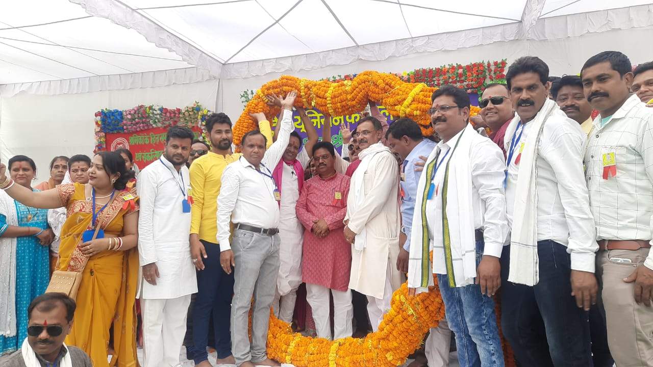 श्रमिक महासम्मेलन में 11 उत्कृष्ट श्रमिकों को श्रम श्री सम्मान