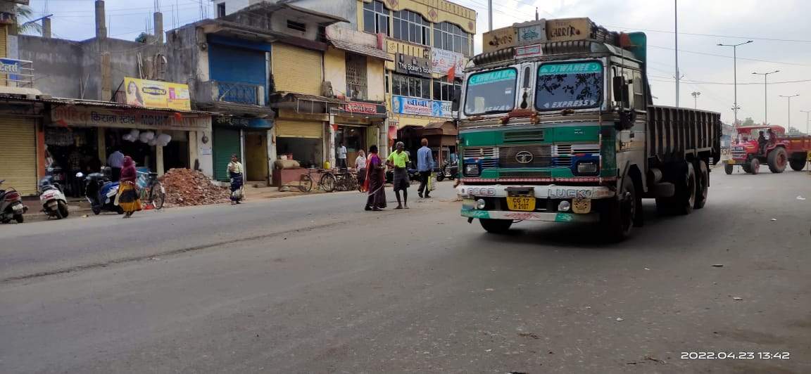 गौरव पथ पर स्पीड ब्रेकर व यात्री प्रतिक्षालय की मांग