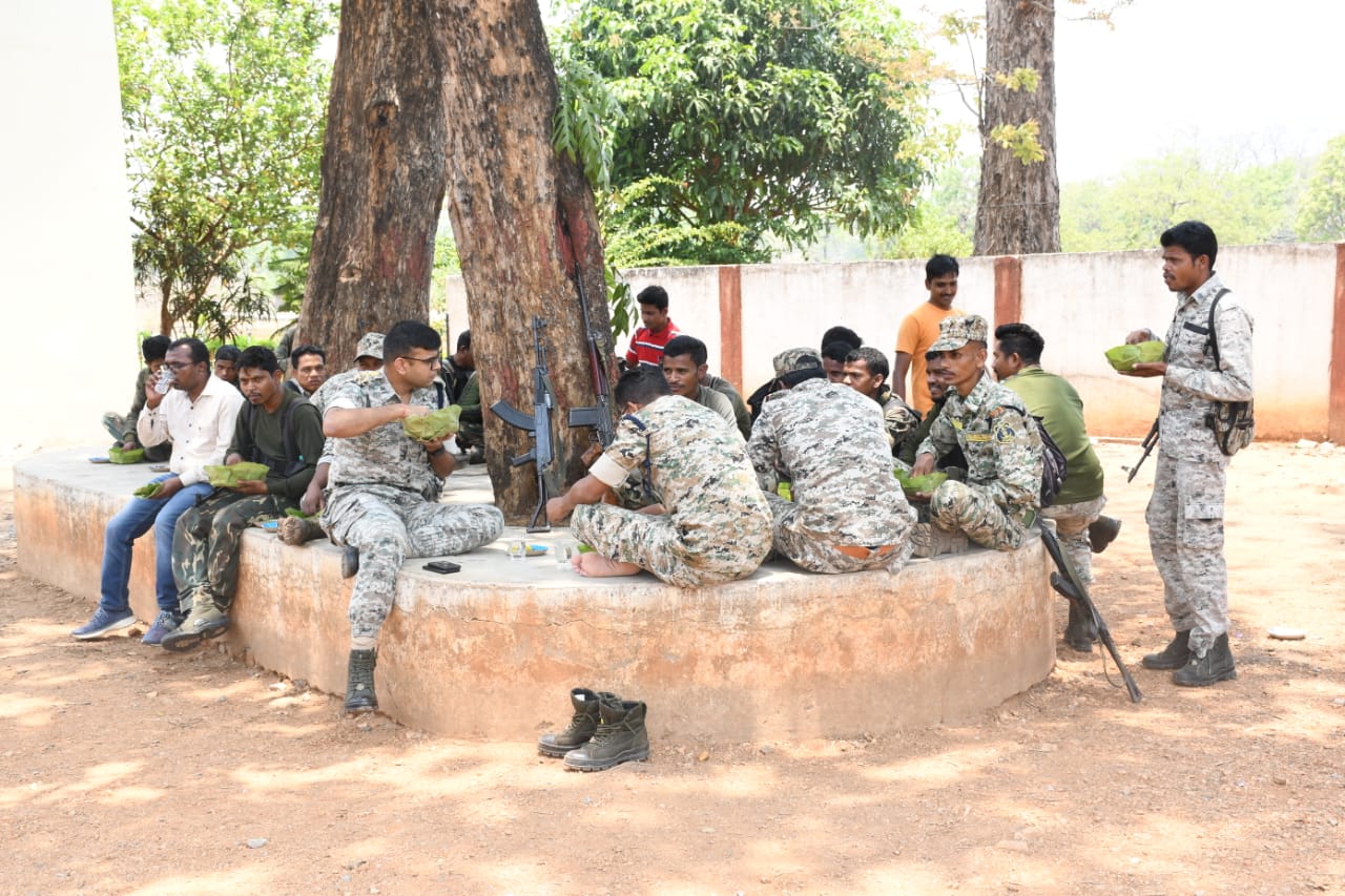 जवानों संग एसपी ने खाया बोरे बासी