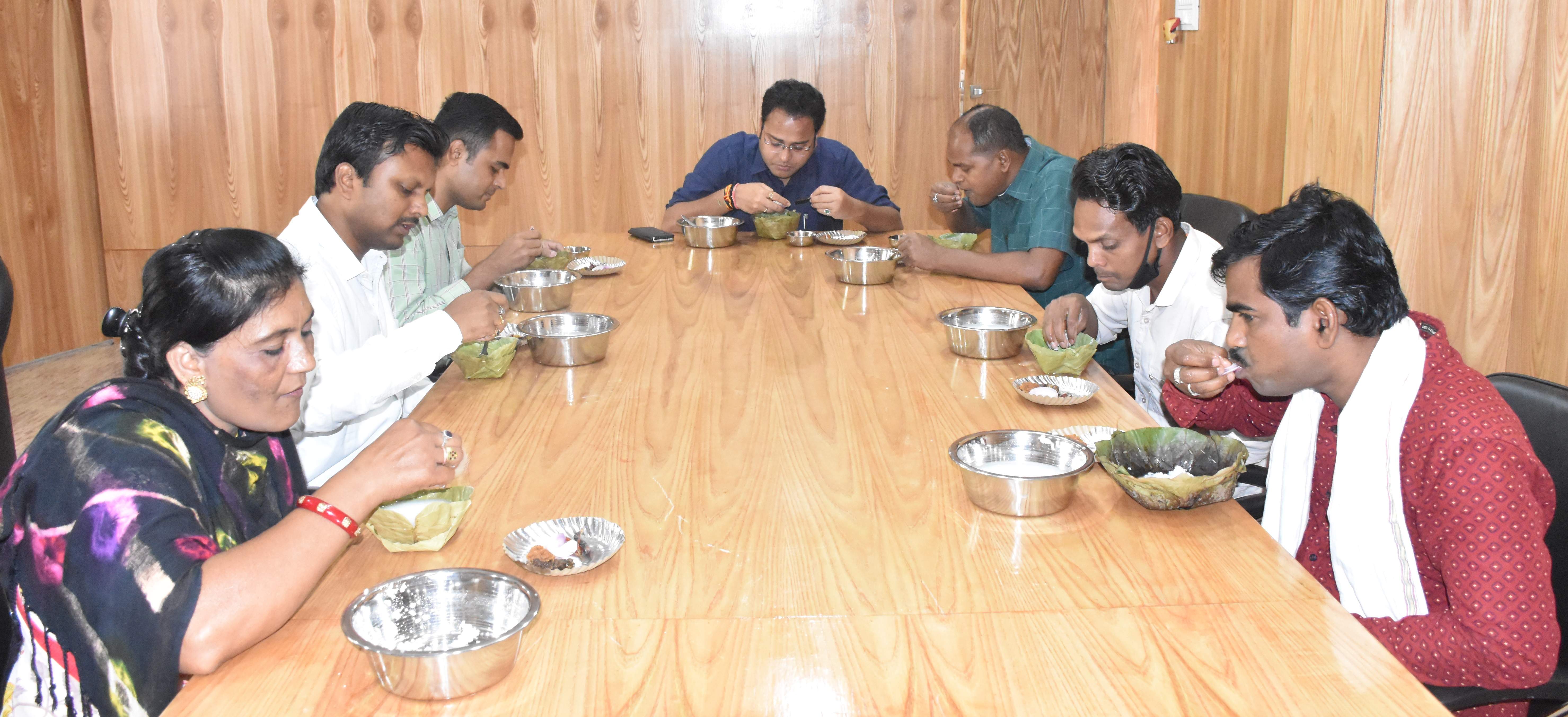 श्रमिक दिवस पर जनप्रतिनिधियों एवं अफसरों ने खाया बोरे-बासी