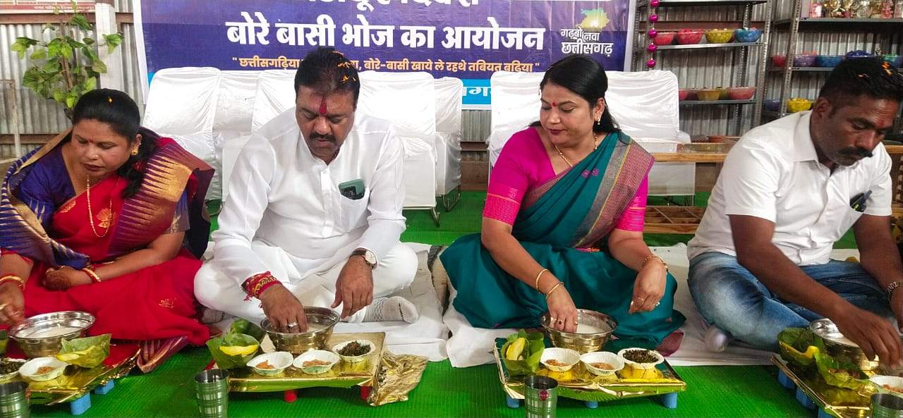 स्वच्छता दीदियों के साथ संसदीय सचिव, महापौर और जनप्रतिनिधियों ने खाया बोरे-बासी