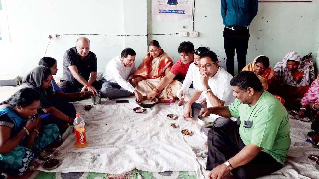 श्रमिक दिवस के उपलक्ष्य में जिलावासियों ने खाया बोरे बासी