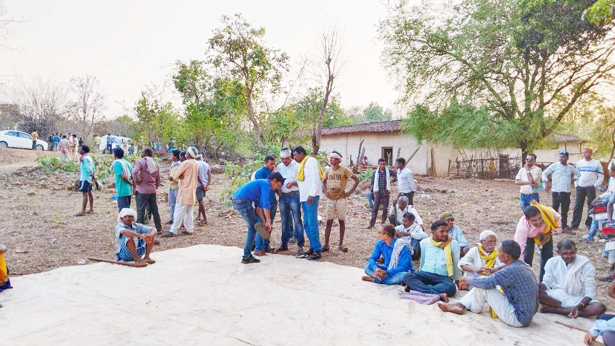 पाटेश्वर धाम में बलि देने पर दो पक्षों के बीच लाठी- डंडे से लड़ाई, दर्जनभर घायल पाटेश्वर धाम में बलि देने पर दो पक्षों के बीच लाठी- डंडे से लड़ाई, दर्जनभर घायल
