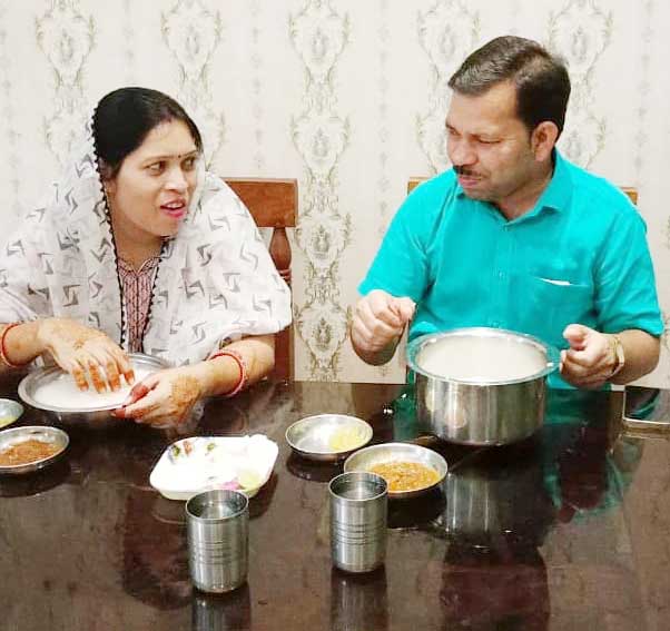 विधायक ने परिवार संग खाया बासी विधायक ने परिवार संग खाया बासी