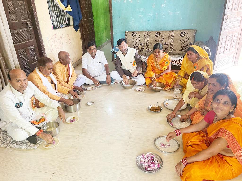 जिपं अध्यक्ष समेत जनप्रतिनिधियों ने खाया बोरे बासी जिपं अध्यक्ष समेत जनप्रतिनिधियों ने खाया बोरे बासी