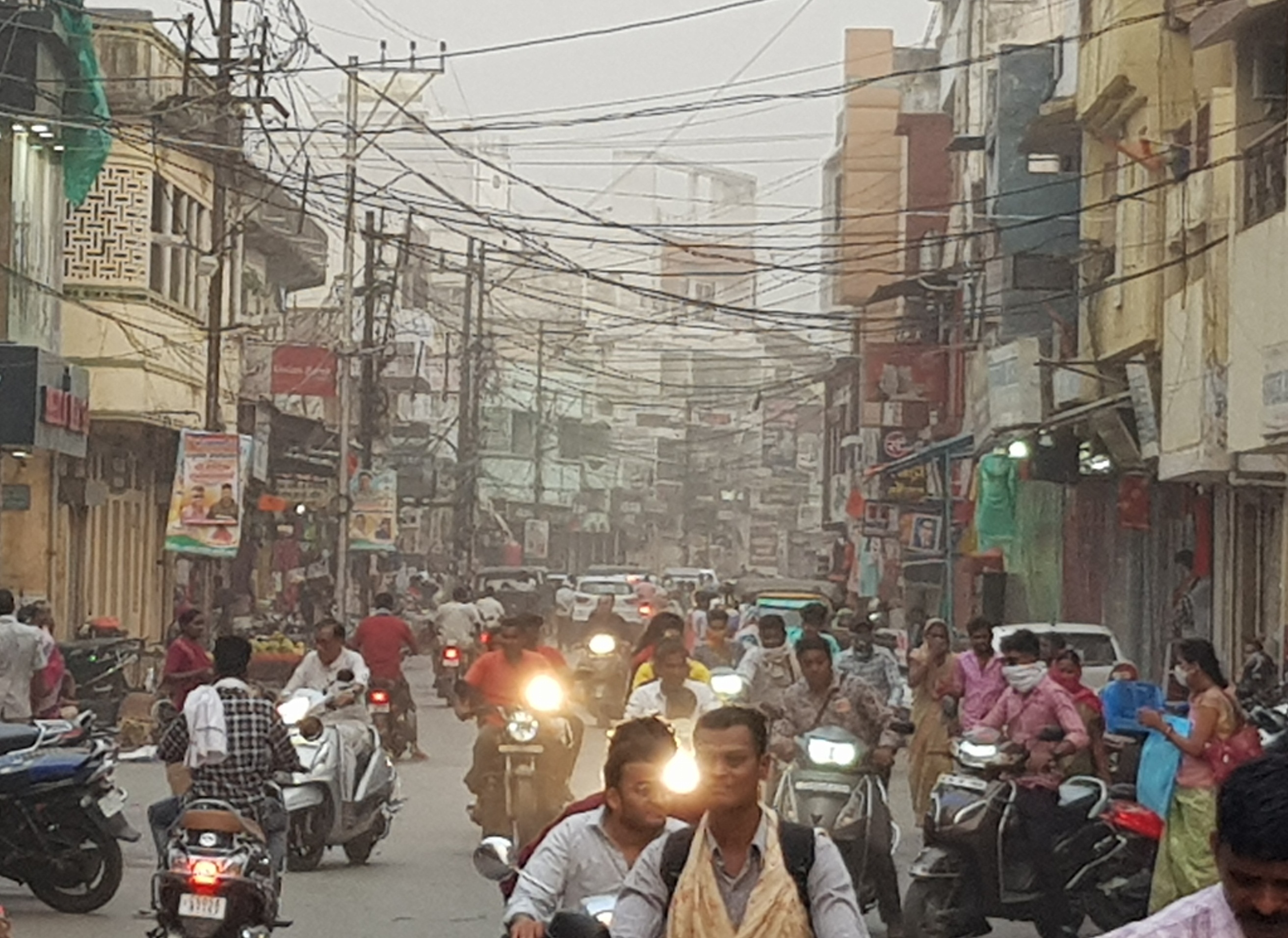 दोपहर गर्म हवाएं, शाम को आंधी-तूफान