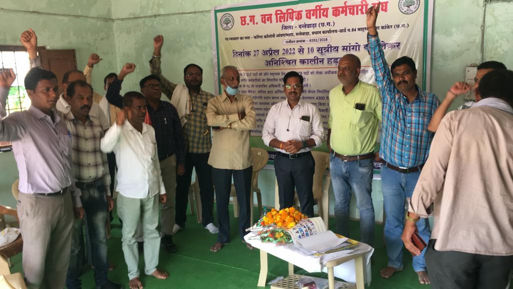 लिपिकों की हड़ताल जारी लिपिकों की हड़ताल जारी
