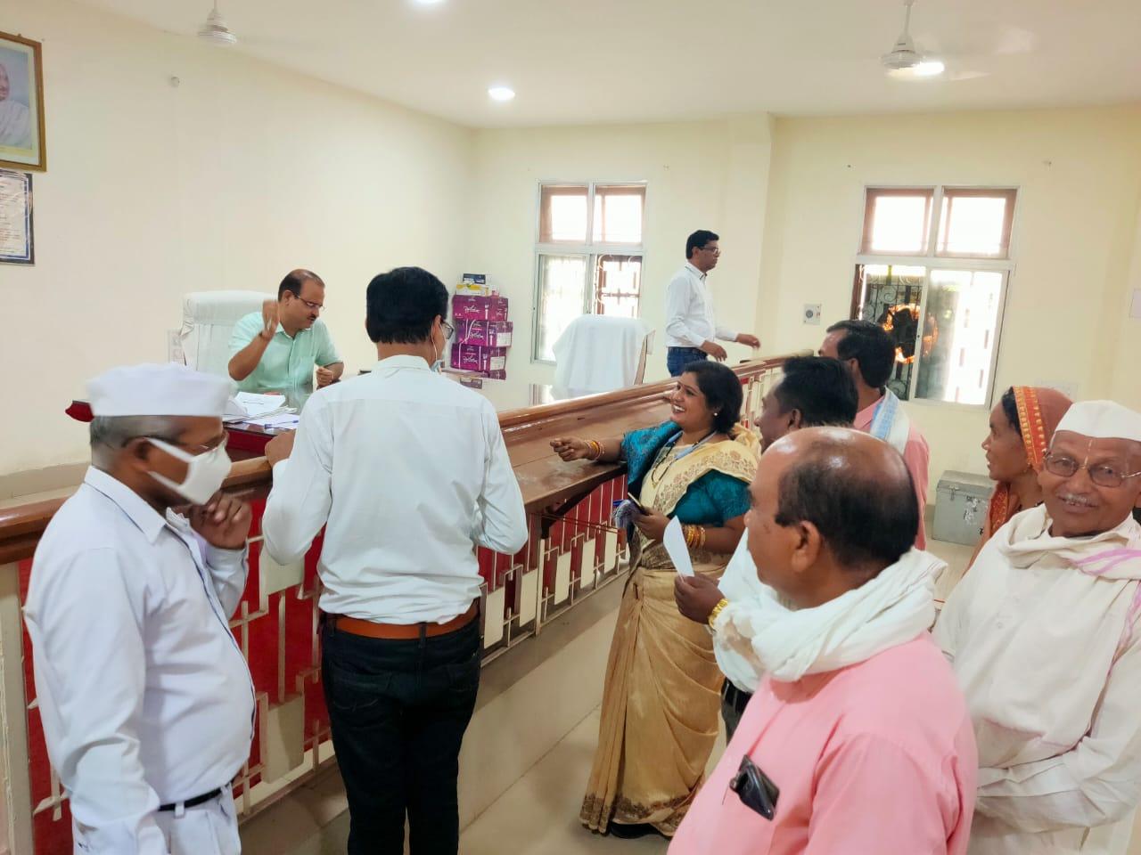 पंचायत प्रतिनिधियों ने पटवारी के खिलाफ की शिकायत पंचायत प्रतिनिधियों ने पटवारी के खिलाफ की शिकायत