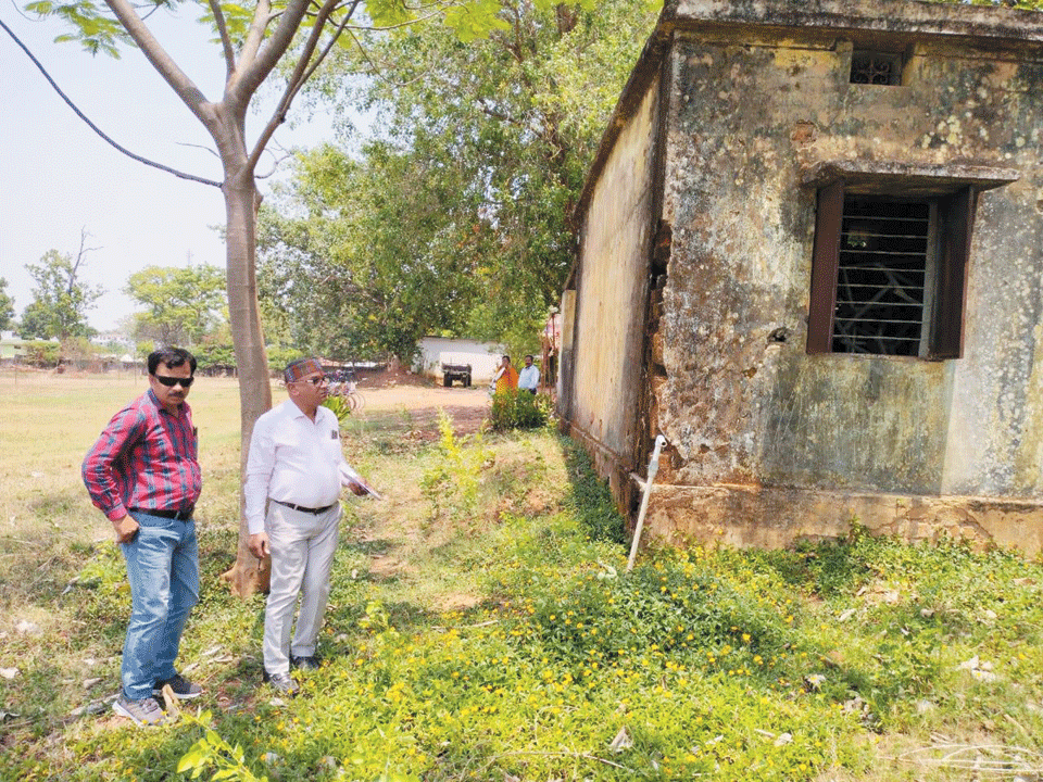 बहीगांव हाईस्कूल भवन जर्जर, डीईओ ने मरम्मत के दिए निर्देश बहीगांव हाईस्कूल भवन जर्जर, डीईओ ने मरम्मत के दिए निर्देश