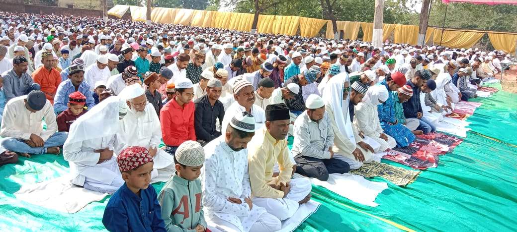 ईद पर समाज के लोगों ने देश में अमन चैन व आपसी भाईचारे की दुआ मांगी