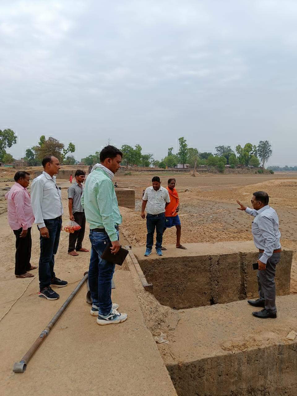 5 वर्ष बाद कनहर नदी में बने एनीकट के गेट को प्रभारी मंत्री के निर्देश के बाद सुधारा गया