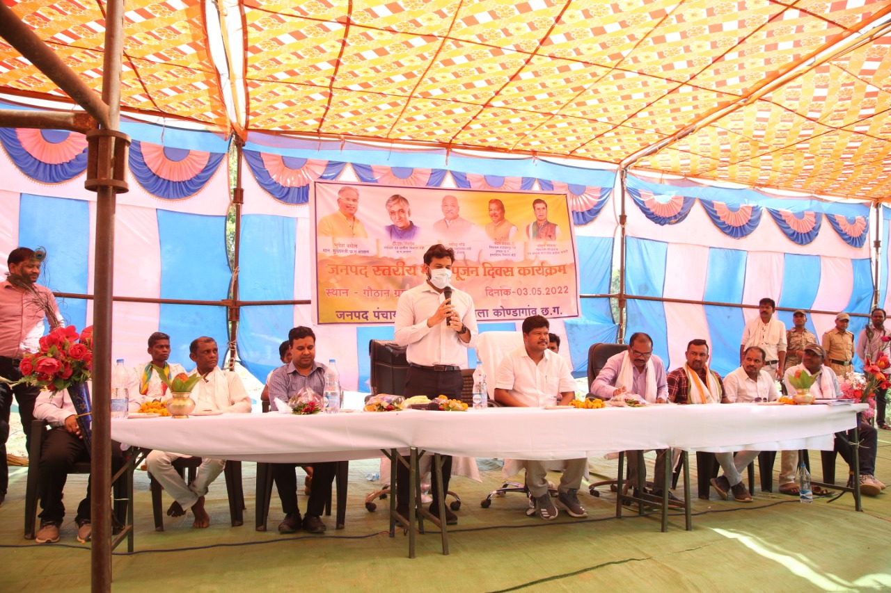 बनियागांव में जिपं अध्यक्ष व कलेक्टर माटी पूजन कार्यक्रम में हुए शामिल बनियागांव में जिपं अध्यक्ष व कलेक्टर माटी पूजन कार्यक्रम में हुए शामिल