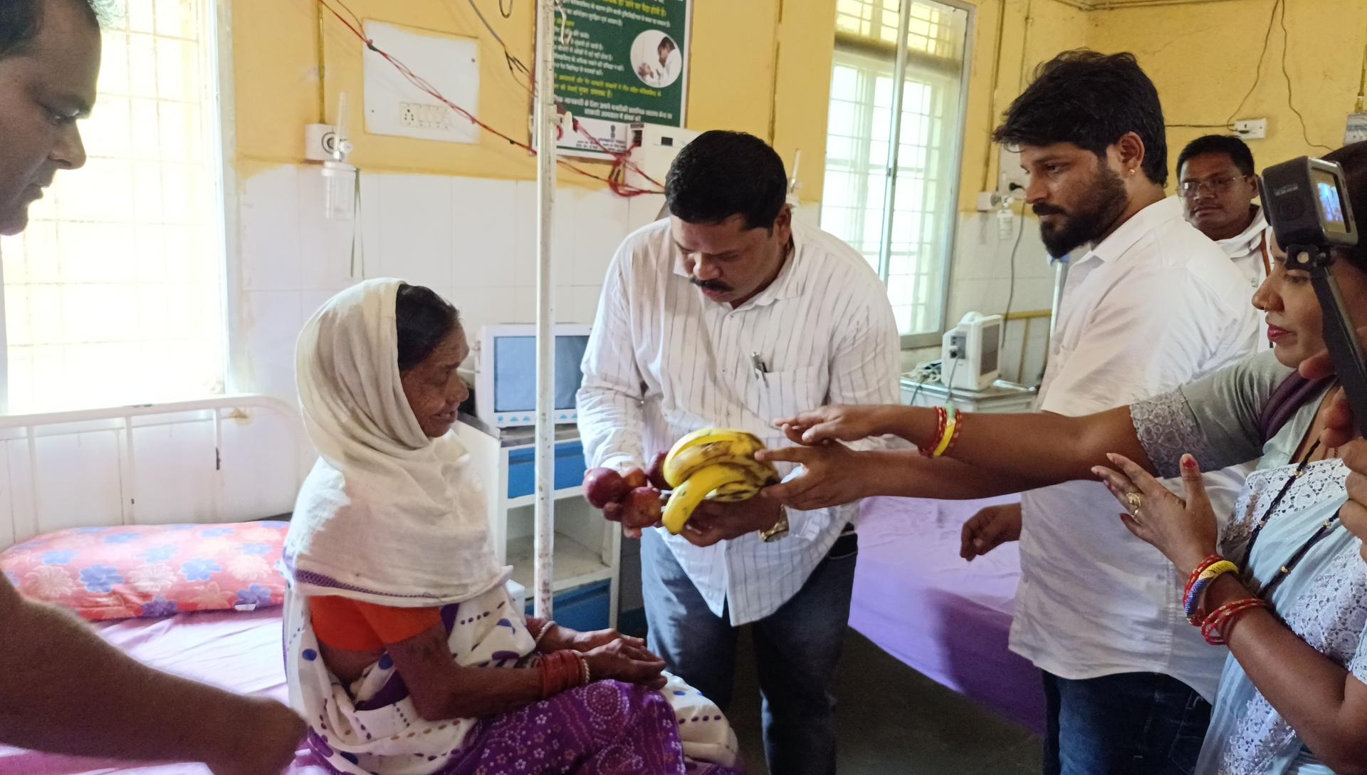 महिला समूह के साथ विधायक संतराम ने मनाया जन्मदिन, अस्पताल में बांटे फल महिला समूह के साथ विधायक संतराम ने मनाया जन्मदिन, अस्पताल में बांटे फल