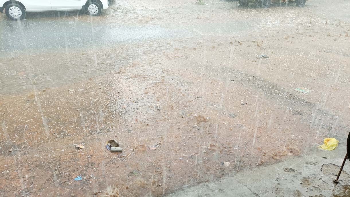  देखें VIDEO :  आंधी-तूफान के साथ बारिश, ओले गिरे