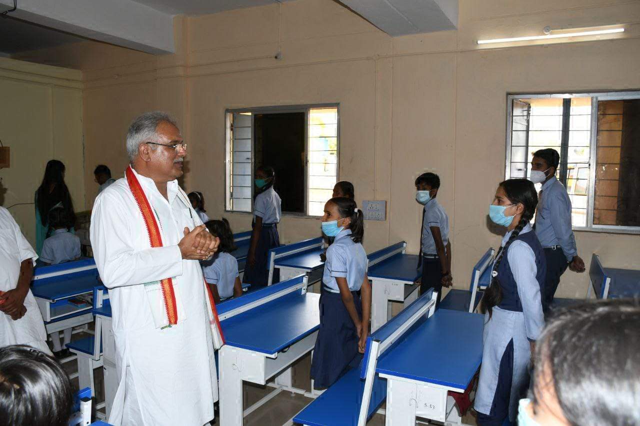 छात्रा ने मुख्यमंत्री से पूछा फिटनेस का राज, जवाब मिला,  किसानी, योगा और तैराकी