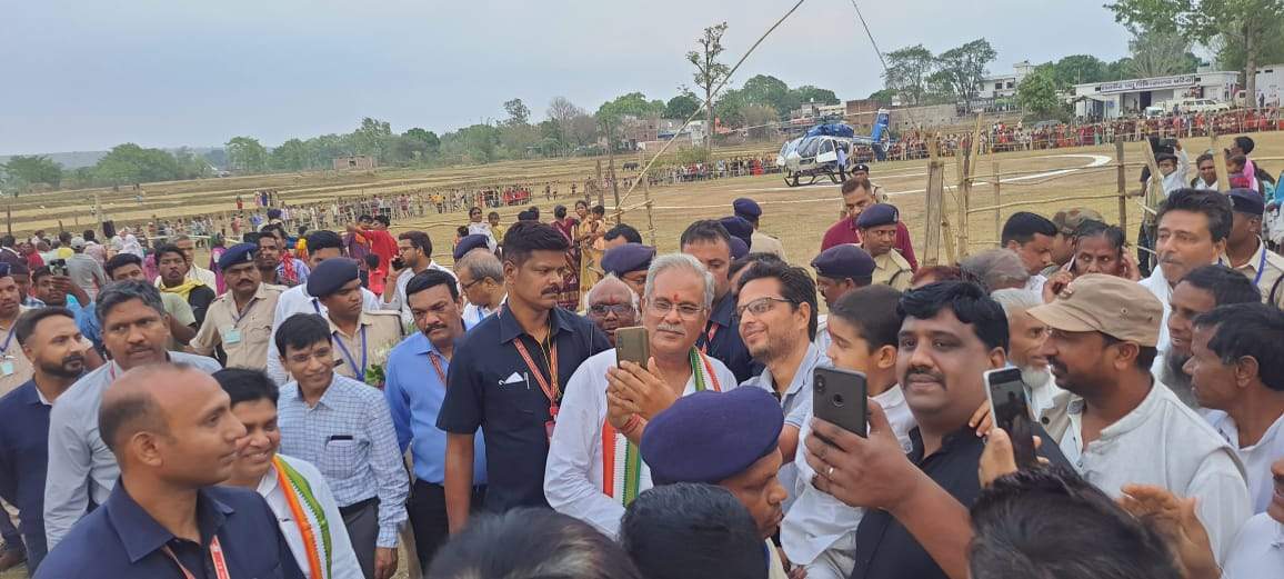 बरियों में सीएम के साथ सेल्फी लेने होड़