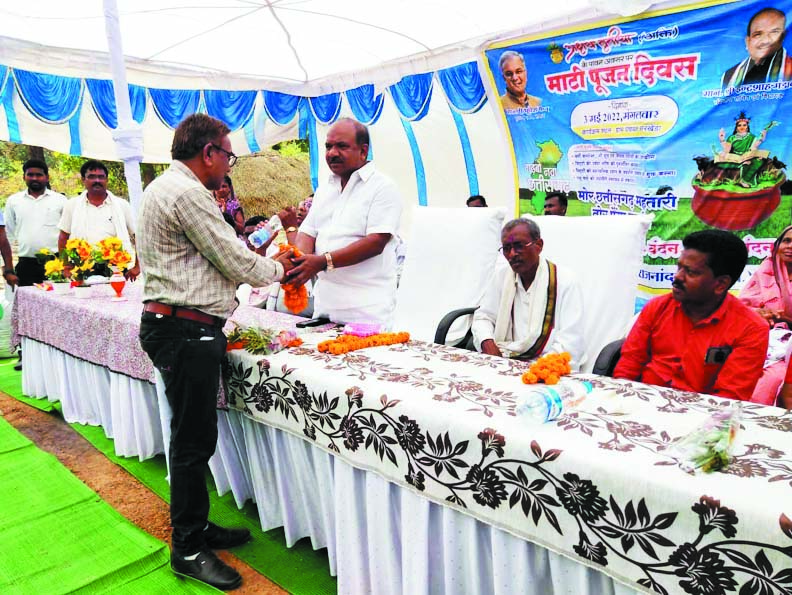 गौठानों में माटी पूजन कर मनाई अक्ती 