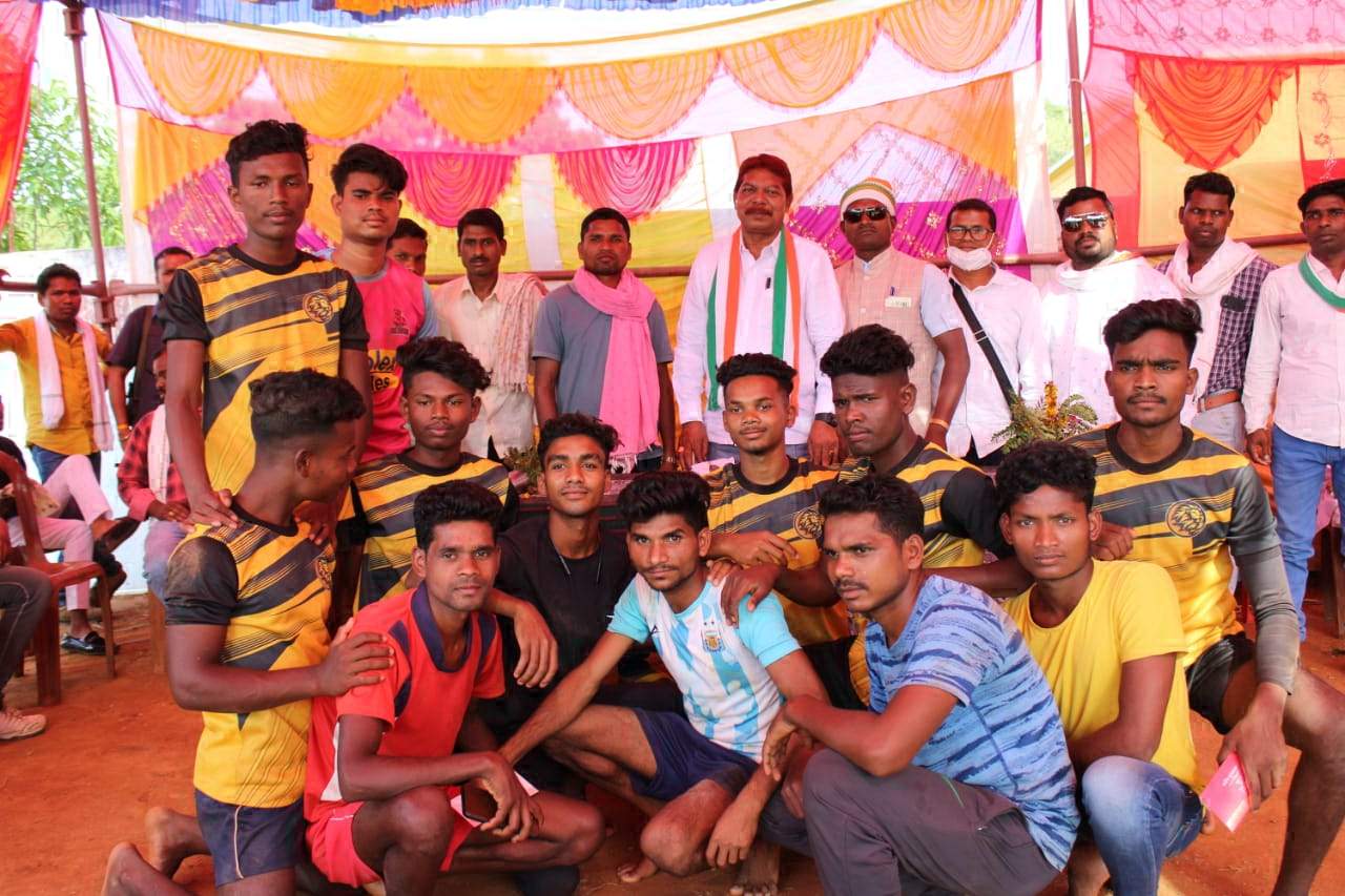 नारायणपुर विधायक के हाथों कबड्डी विजेता पुरस्कृत