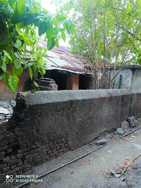 एसडीएम ने देखी सौ साल पुराने स्कूल भवन की दुर्दशा 