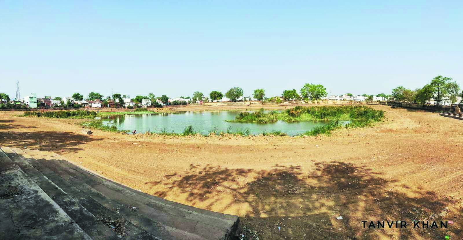 12 साल के बाद दशहरा तालाब में नहर-नाली से भरा गया पानी 12 साल के बाद दशहरा तालाब में नहर-नाली से भरा गया पानी