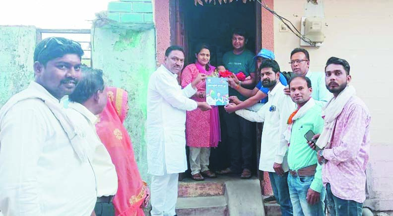 मुख्यमंत्री मितान योजना: 1 घंटे में जन्म प्रमाण पत्र लेकर पहुंचे महापौर